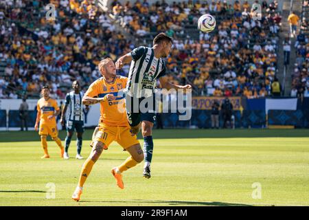 Pachuca Defender Jesús Hernández (28) leitet den Ball gegen UANL Tigres Forward Nicolás López (11) während eines Spiels der Campeón de Campeones Liga MX, Sunda Stockfoto