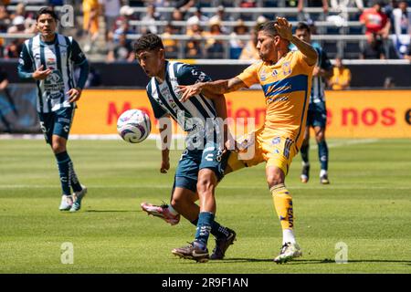 Der Pachuca-Verteidiger Jesús Hernández (28) wird von UANL Tigres Mittelfeldspieler Javier Aquino (20) während eines Spiels der Campeón de Campeones Liga MX am Sonntag, den Juni, beleidigt Stockfoto