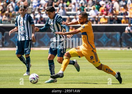 Pachuca-Verteidiger Israel Luna (15) wird vom Mittelfeldspieler UANL Tigres Rafael Carioca (5) bei einem Spiel der Liga MX in Campeón de Campeones am Sonntag, den 2. Juni verteidigt Stockfoto