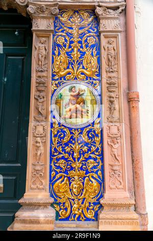 Fragment einer andalusisch glasierten Keramikfliesenwand mit Nahaufnahme des Texturhintergrunds Stockfoto