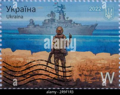 Odessa, Ukraine - 13. April 2022: Ukrainischer Stempel zum Gedenken an den Untergang des russischen Kriegsschiffs Moskau im Krieg zwischen Russland und der Ukraine. Stockfoto