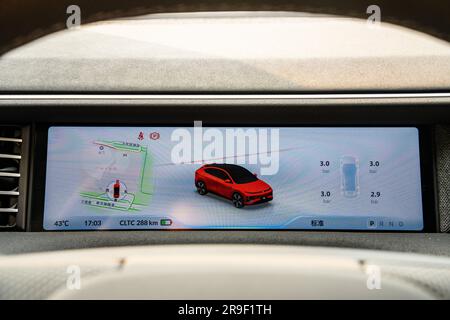 Instrumentenbildschirm eines Elektroautos eines XPeng G6 Performance SUV auf einer Probefahrt in Guangzhou, Provinz Guangdong, China. Stockfoto