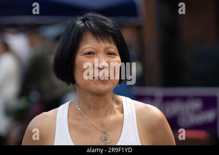 Olivia Chow in Toronto Pride in Toronto, Ontario, Kanada, am 25. Juni 2023, einen Tag bevor sie zur Bürgermeisterin der Stadt gewählt wurde. Stockfoto