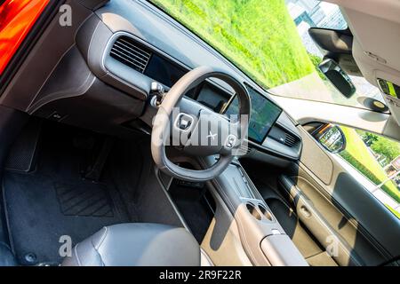 Das vordere Interieur eines Elektroautos des XPeng G6 Performance SUV auf einer Probefahrt in Guangzhou, Provinz Guangdong, China. Stockfoto
