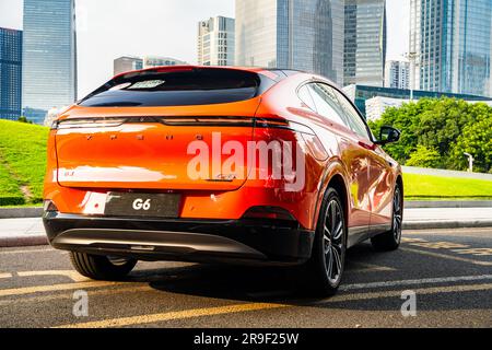 Ein XPeng G6 Performance SUV vor dem Guangzhou Opera House, Guangzhou, Provinz Guangdong, China. Stockfoto