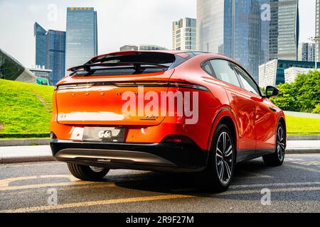 Ein XPeng G6 Performance SUV vor dem Guangzhou Opera House, Guangzhou, Provinz Guangdong, China. Stockfoto