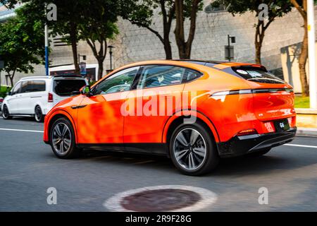 Ein Elektro-SUV XPeng G6 Performance wird auf einer Probefahrt in Guangzhou, Provinz Guangdong, China, gefahren. Stockfoto
