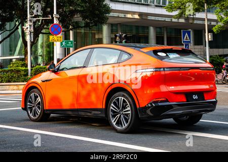 Ein Elektro-SUV XPeng G6 Performance wird auf einer Probefahrt in Guangzhou, Provinz Guangdong, China, gefahren. Stockfoto