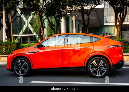 Ein Elektro-SUV XPeng G6 Performance wird auf einer Probefahrt in Guangzhou, Provinz Guangdong, China, gefahren. Stockfoto