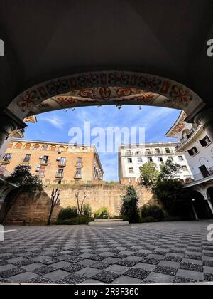 Sevilla, Spanien - 24. FEBRUAR 2022: Das Plaza del Cabildo befindet sich im Viertel Arenal, im Viertel Casco Antiguo der spanischen Stadt Sevilla Stockfoto