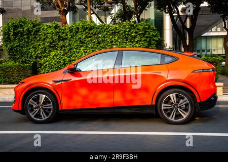 Ein Elektro-SUV XPeng G6 Performance wird auf einer Probefahrt in Guangzhou, Provinz Guangdong, China, gefahren. Stockfoto