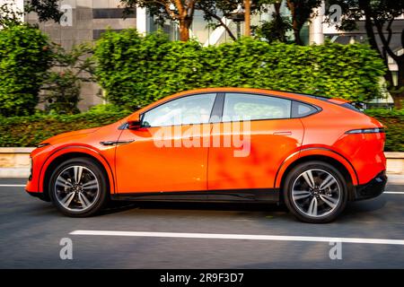 Ein Elektro-SUV XPeng G6 Performance wird auf einer Probefahrt in Guangzhou, Provinz Guangdong, China, gefahren. Stockfoto
