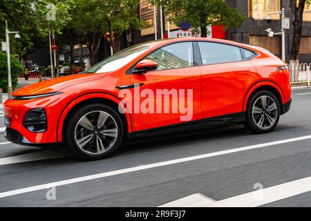 Ein Elektro-SUV XPeng G6 Performance wird auf einer Probefahrt in Guangzhou, Provinz Guangdong, China, gefahren. Stockfoto