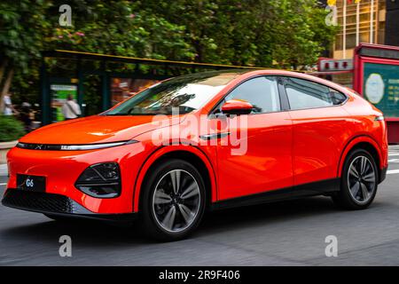 Ein Elektro-SUV XPeng G6 Performance wird auf einer Probefahrt in Guangzhou, Provinz Guangdong, China, gefahren. Stockfoto