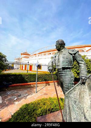 Sevilla, Spanien – 24. FEBRUAR 2022: Die Bronzestatue von Francisco Romero Lopez, einem spanischen Stierkämpfer, bekannt als Curro Romero außerhalb der Stierkampfarena des Stockfoto