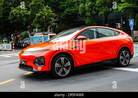 Ein Elektro-SUV XPeng G6 Performance wird auf einer Probefahrt in Guangzhou, Provinz Guangdong, China, gefahren. Stockfoto