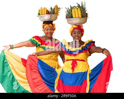 Fröhliche Straßenverkäufer von frischem Obst aus Palenquera, typisch für Cartagena de Indias, Kolumbien, isoliert auf weißem Hintergrund. Stockfoto