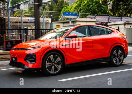 Ein Elektro-SUV XPeng G6 Performance wird auf einer Probefahrt in Guangzhou, Provinz Guangdong, China, gefahren. Stockfoto