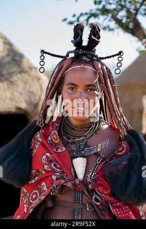 Himba-Frau in traditionellem Stil gekleidet in ihrem Dorf in der Nähe von Kamanjab in Namibia, Afrika. Stockfoto