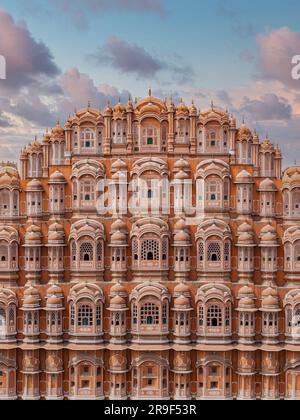 Historisches Wahrzeichen Hawa Mahal alias Palace of the Winds in Jaipur, Rajasthan, Indien. Stockfoto