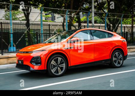 Ein Elektro-SUV XPeng G6 Performance wird auf einer Probefahrt in Guangzhou, Provinz Guangdong, China, gefahren. Stockfoto