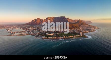 Panoramablick auf Kapstadt bei Sonnenuntergang, Westkap-Provinz, Südafrika. Stockfoto