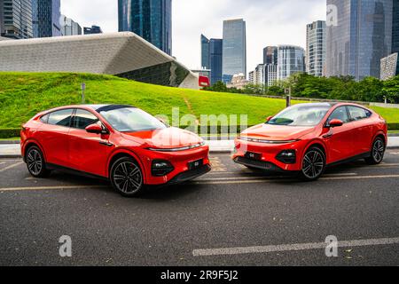 Ein XPeng G6 Performance SUV vor dem Guangzhou Opera House, Guangzhou, Provinz Guangdong, China. Stockfoto