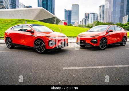 Ein XPeng G6 Performance SUV vor dem Guangzhou Opera House, Guangzhou, Provinz Guangdong, China. Stockfoto