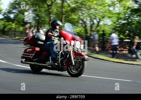 Budapest, Juni 2023: Harley Davidson Motorcycle Festival. HD120 Jahre. Biker feiern 120 Jahre Geschichte. Fahren in Bewegung. Weicher Hintergrund Stockfoto