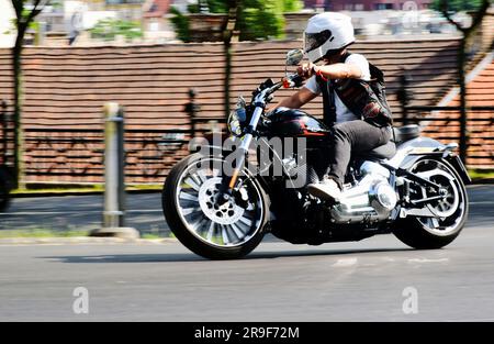 Budapest, Juni 2023: Harley Davidson Motorcycle Festival. HD120 Jahre. Biker feiern 120 Jahre Geschichte. Fahren in Bewegung. Weicher Hintergrund Stockfoto