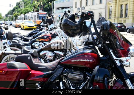 Budapest, Juni 2023: Harley Davidson Motorcycle Festival. Schöne Fahrräder. HD120 Jahre. Biker versammeln sich, um 120 Jahre Harley Geschichte zu feiern Stockfoto