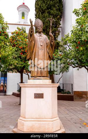 Sevilla, Spanien – 24. FEBRUAR 2022: Statue von Papst Johannes Paul, errichtet vor der Kathedrale von Sevilla im Jahr 2012, Sevilla, Spanien. Stockfoto