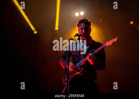 Wien, Österreich. 25. Juni 2023 Die schwedische Rockband Royal Republic on the Bank Austria/Radio 88,6 Rock Bühne auf dem 40. „Donauinselfest“, die ihre bekanntesten Songs aufführt. ©Andreas Stroh Stockfoto