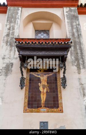 Sevilla, Spanien – 24. FEBRUAR 2022: Darstellung von Jesus Christus auf traditionellen Keramikfliesen in Sevilla, Andalusien, Spanien. Stockfoto