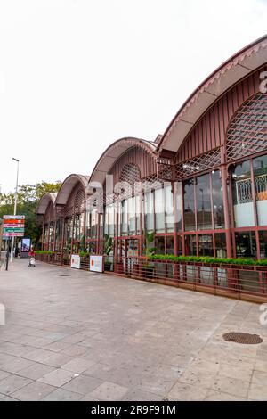 Sevilla, Spanien – 24. FEBRUAR 2022: Außenansicht des Mercado Lonja del Barranco am Fluss Guadalqivir in Sevilla, Andalusien, Spanien. Stockfoto