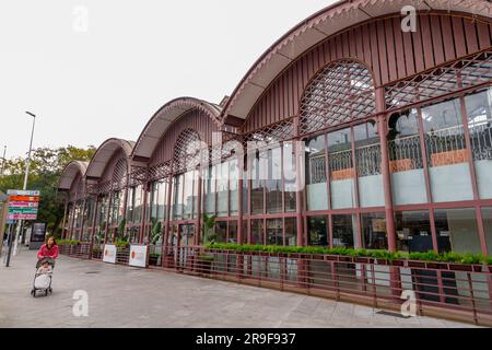 Sevilla, Spanien – 24. FEBRUAR 2022: Außenansicht des Mercado Lonja del Barranco am Fluss Guadalqivir in Sevilla, Andalusien, Spanien. Stockfoto