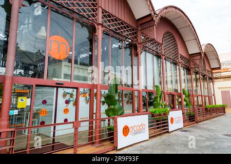 Sevilla, Spanien – 24. FEBRUAR 2022: Außenansicht des Mercado Lonja del Barranco am Fluss Guadalqivir in Sevilla, Andalusien, Spanien. Stockfoto