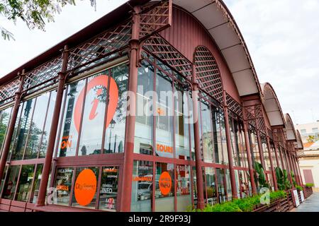 Sevilla, Spanien – 24. FEBRUAR 2022: Außenansicht des Mercado Lonja del Barranco am Fluss Guadalqivir in Sevilla, Andalusien, Spanien. Stockfoto