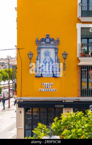 Sevilla, Spanien – 24. FEBRUAR 2022: Architektonische Details der typischen andalusischen Architektur in Sevilla, Spanien. Plaza del Altozano Stockfoto