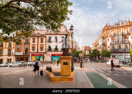 Sevilla, Spanien – 24. FEBRUAR 2022: Typischer Blick auf die Straße und allgemeine Architektur in Sevilla, Andalusien, Spanien. Stockfoto