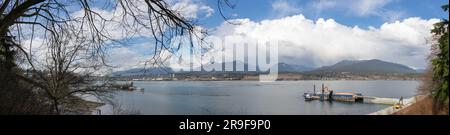 Panoramablick auf Burrard Inlet, einen Tiefwasser-Fjord im Südwesten von British Columbia, vom Burnaby Confederation Park an sonnigen Tagen Stockfoto