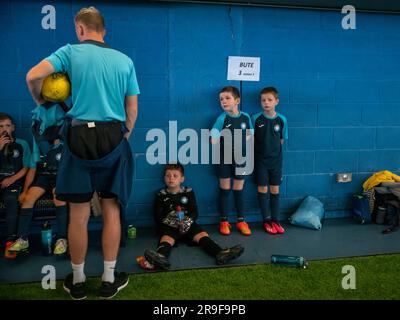 Glasgow, Schottland, Großbritannien. 25. Juni 2023: Kinder, die ein Fußballturnier in Schottland spielen. Stockfoto