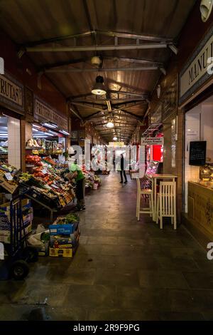 Sevilla, Spanien – 24. FEBRUAR 2022: Einkaufen im Mercado de Triana, einem überdachten Lebensmittelmarkt im Triana-Viertel von Sevilla, Spanien. Stockfoto