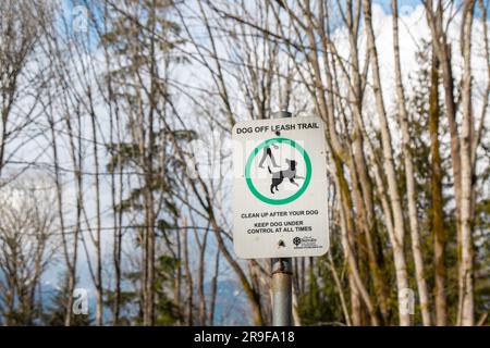 Burnaby, KANADA - März 8 2023 : Ein Schild mit der Aufschrift "DOG OFF LEASH TRAIL" am Burnaby Confederation Park an sonnigen Tagen. Stockfoto