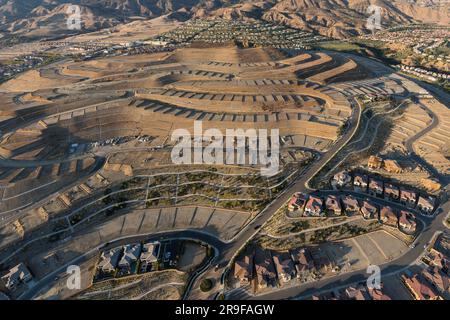 Abgestufte Grundstücke und Neubauten im San Fernando Valley in Los Angeles, Kalifornien, aus der Vogelperspektive. Stockfoto