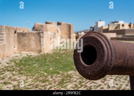 Kanone an der Stadtmauer des mittelalterlichen Viertels El Jadida, Marokko Stockfoto