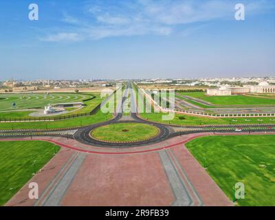 Ein malerischer Blick aus der Vogelperspektive auf eine lange und kurvige Straße, umgeben von offenen Feldern in der Nähe der Stadt Stockfoto