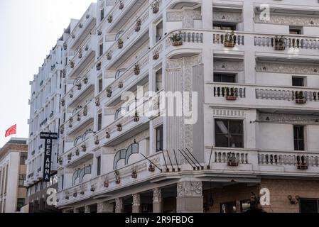 Altes, heruntergekommenes Art déco-Hotel in der Ville Nouvelle von Casablanca, Marokko Stockfoto