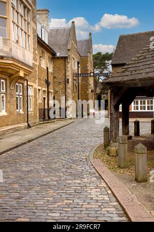 Gepflasterten Eingang Oakham Schule, Oakham Marktplatz, Rutland, England, UK Stockfoto