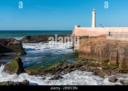 Der Leuchtturm von Rabat während des ruhigen Meeres, Marokko Stockfoto